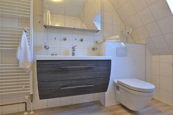 modernes Interior im Duschbad