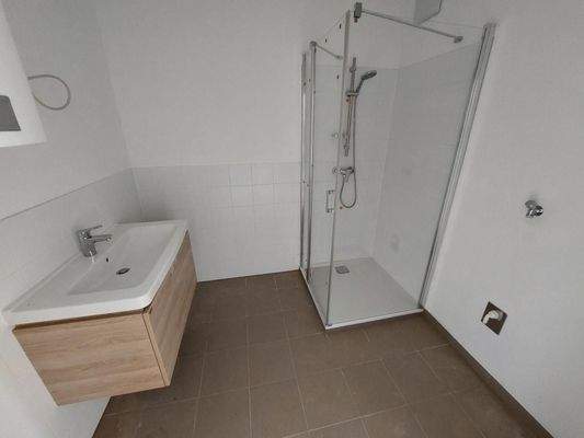 Bad mit Dusche und WM