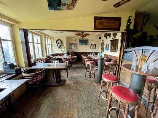 Theke und weitere Bestuhlung (Ladenlokal)