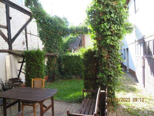 Kleiner Hof mit Sitzecke und Grillplatz