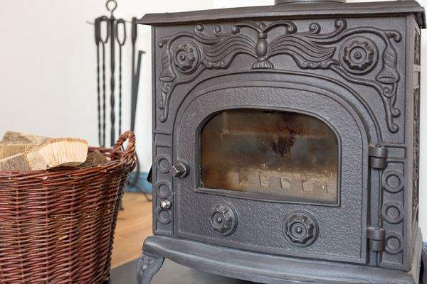 Hier wird es behaglich warm - Gußeiserner Holzofen.
