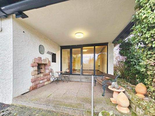 kleiner Terrasse mit Kamin