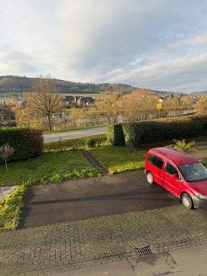 Grünfläche + drei Parkplätze