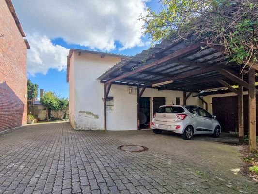 Carport und Stallgebäude