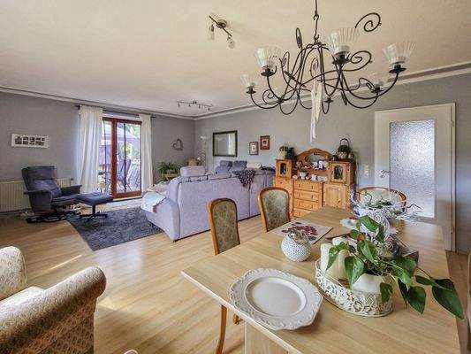 Wohnzimmer mit Zugang zum Balkon