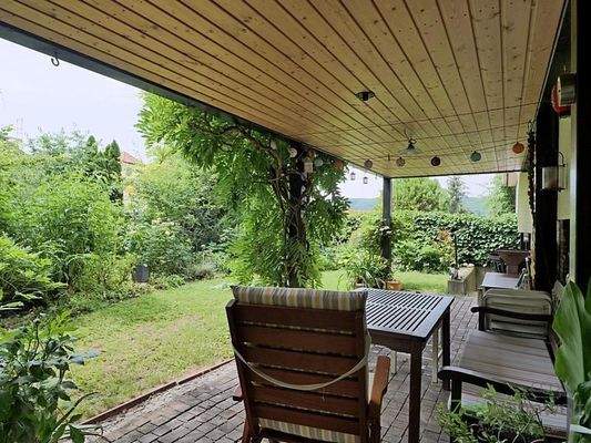 kleiner Garten und überdachter Freisitz