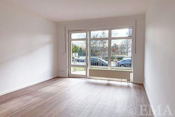 Wohnzimmer mit Zugang zum Balkon