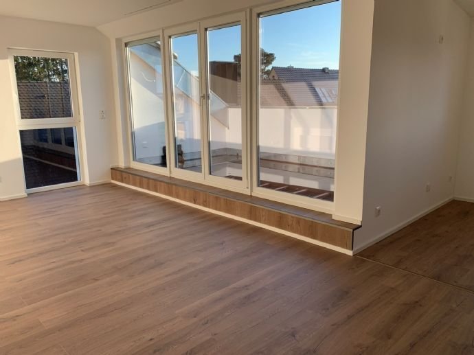 Helle, geräumige 2,5 Zimmer Wohnung mit Dachterrasse