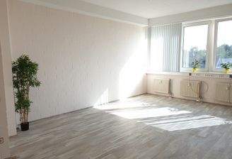 mit einer großen Fensterfront