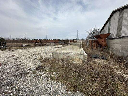 Fläche hinter Halle