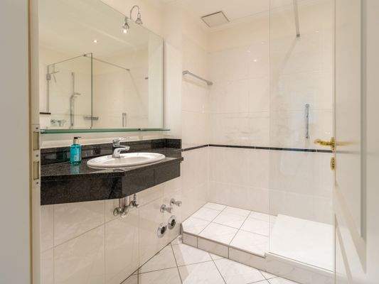 Innenliegendes Badezimmer mit großer Dusche