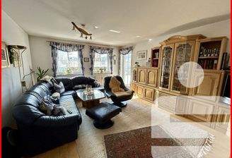 Wohnzimmer mit Balkonzugang