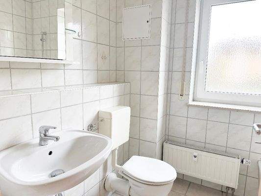 Tageslichtbad mit Wanne, WC und Waschtisch