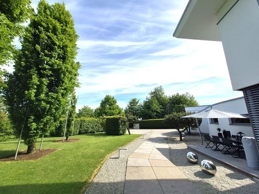 Zuwegung und Terrasse vor der Küche