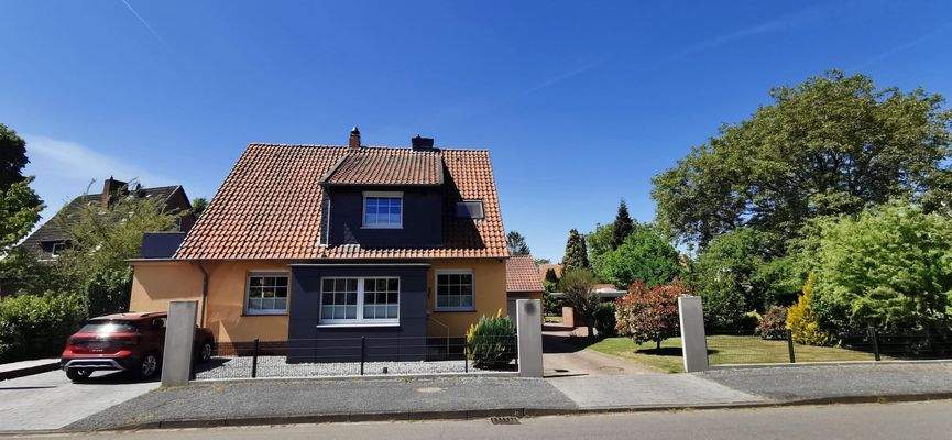 Straßenseite / Hasupteingang