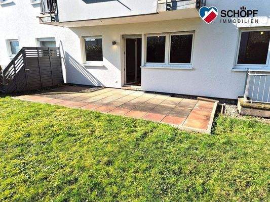 Blick von Garten zu Terrasse