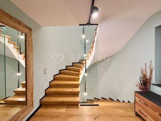 Treppe ins Obergeschoss