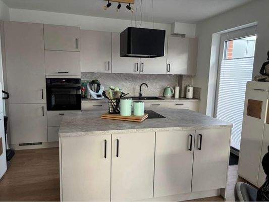 Küche m. EBK + Thresen