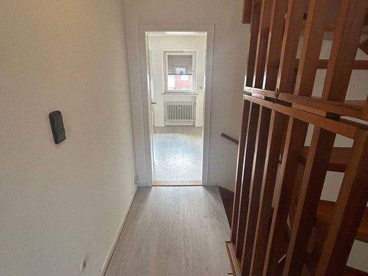 Flur 1. OG mit Blick ins große Schlafzimmer