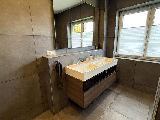 Badzimmer mit ebenerdiger Dusche