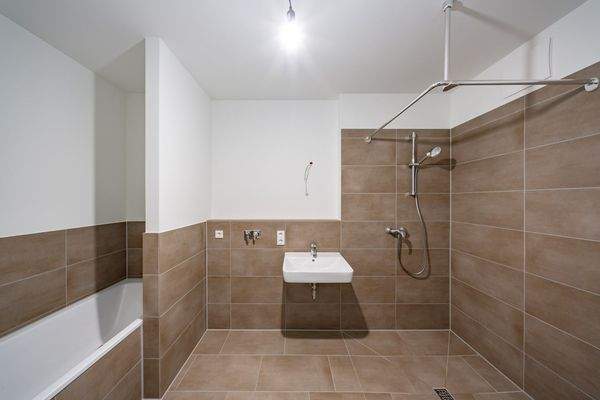 Bad mit Dusche und Wanne (Beispiel)