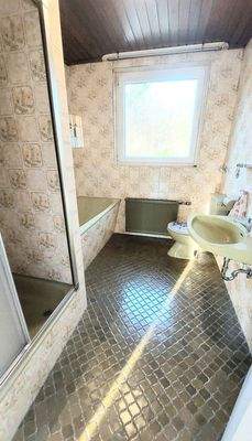 Wannen-Duschbad im 70er-Look