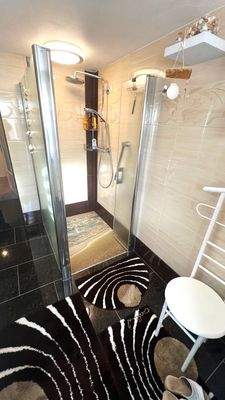 Bad im EG mit ebenerdiger Dusche