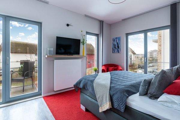 Schlafzimmer mit separatem Balkon und Blick in den Sonnenuntergang