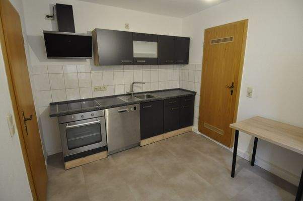 Küche mit Einbauküche (außer Kühlschrank)