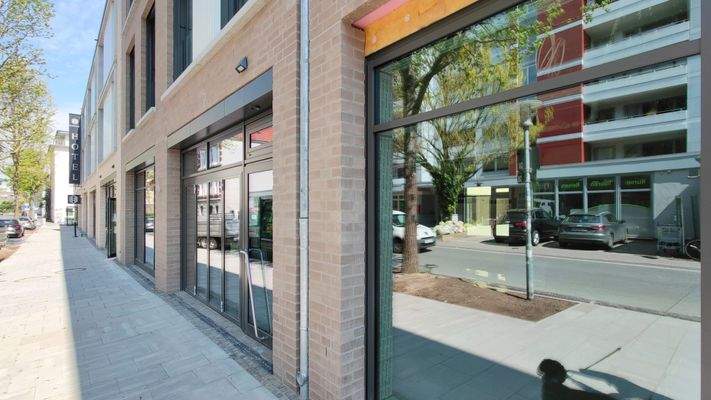 Drei-Höfe_Aussenaufnahme_Fassade_Eingang_Gewerbe