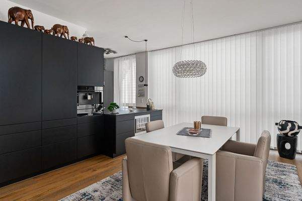 Essbereich vor der offenen Küche.