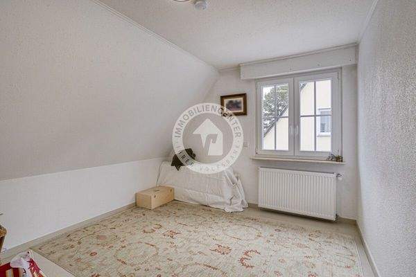 ...zu dem dritten Kinderzimmer oder dem begehbaren Kleiderschrank.