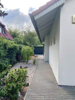 Hausseite li - Weg zur Garage