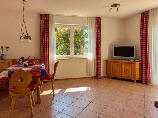 Wohnzimmer mit offener Küche