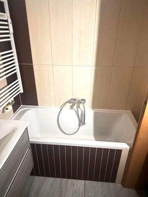 Bad Badewanne mit Handtuchhalter