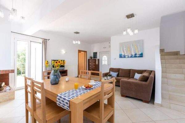 Kreta, Kournas: Spektakuläre Villa mit Tennisplatz nahe des Kournas-Sees zu verkaufen