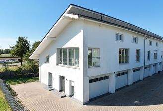 Modernes Wohn-Geschäftshaus