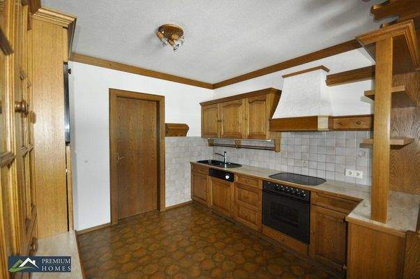 Gemütliche Etagenwohnung - Küche mit Zugang in den Vorratsraum