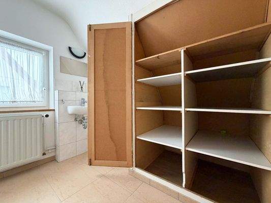 OG: Die praktischen Einbauschränke bieten tollen Stauraum für "dies und das"