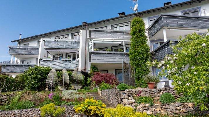 schöne Außenanlage