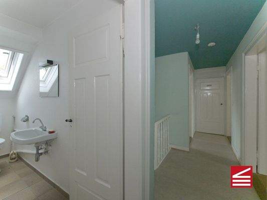 Blick aus Zimmer 7 in den Flur, links WC