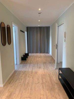 Ap. 18_entrace + floor.jpg