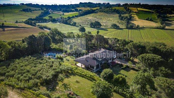 Villa-Toskana-Urlaub-Ferienhaus-Ferienwohnung-Traum-Oliven-Wein-Florenz-Siena-Assisi-Ruhe-Haus-Einfamilienhaus