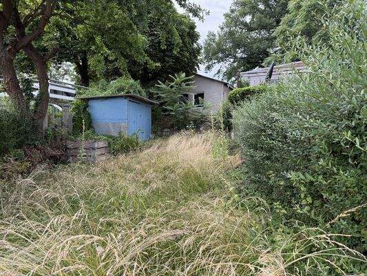 Blick zum unverpachteten Grundstück mit Haus