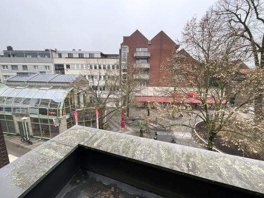 Blick vom Balkon auf die Fußgängerzone