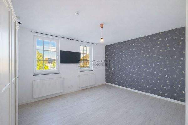 Schlafzimmer mit Zugang zum WC