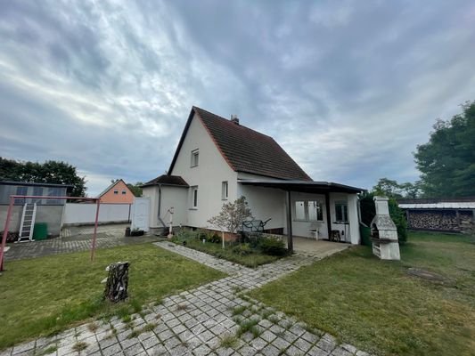 Rückansicht EFH mit überdachter Terrasse