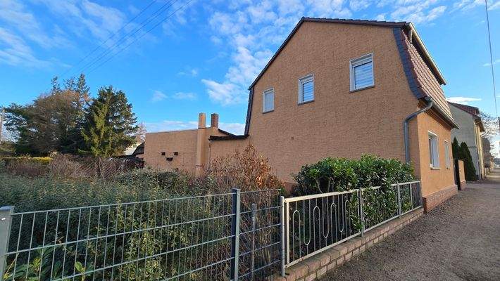 Straßenseite links quer.jpg