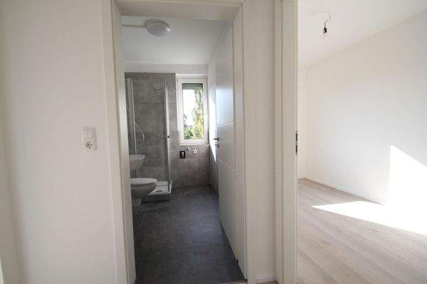 Bad / Schlafzimmer 3