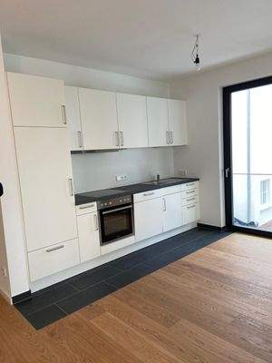 Moderne Küche mit Balkonzugang